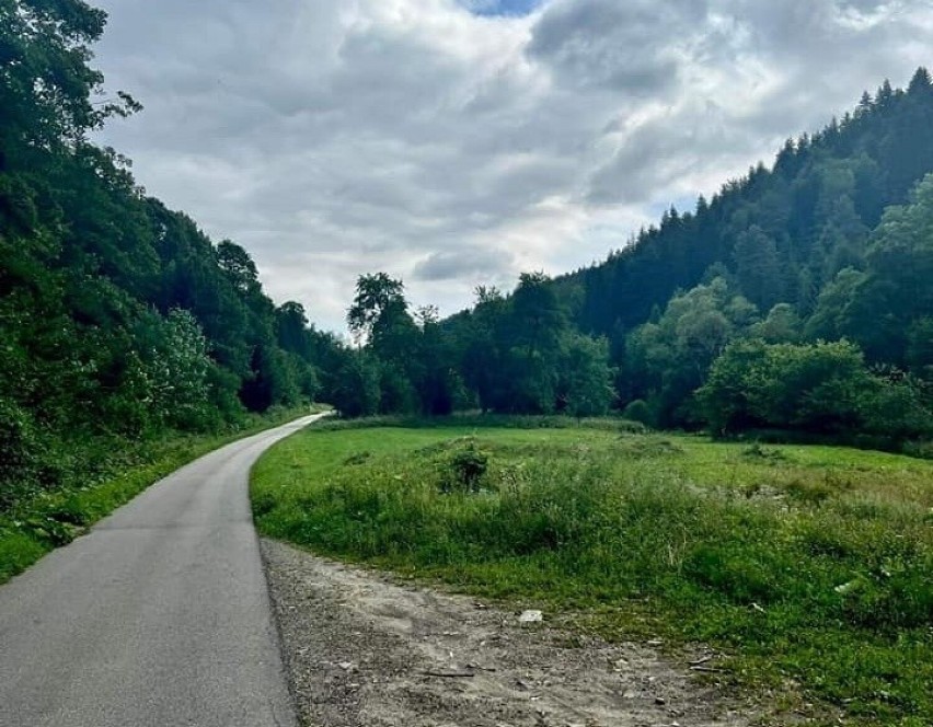 Uhryń, maleńkie sołectwo w gminie Łabowa, gdzie można uciec od rzeczywistości. Obcowanie z naturą w ciszy i spokoju gwarantowane