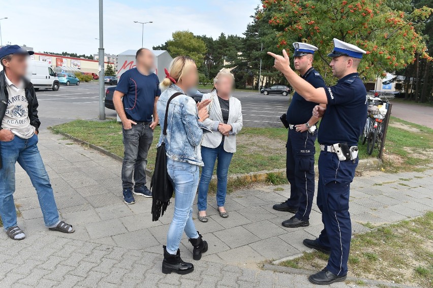 Potrącony rowerzysta jest w szpitalu, kierująca autem odjechała. Ma zbitą przednią szybę [ZDJĘCIA]