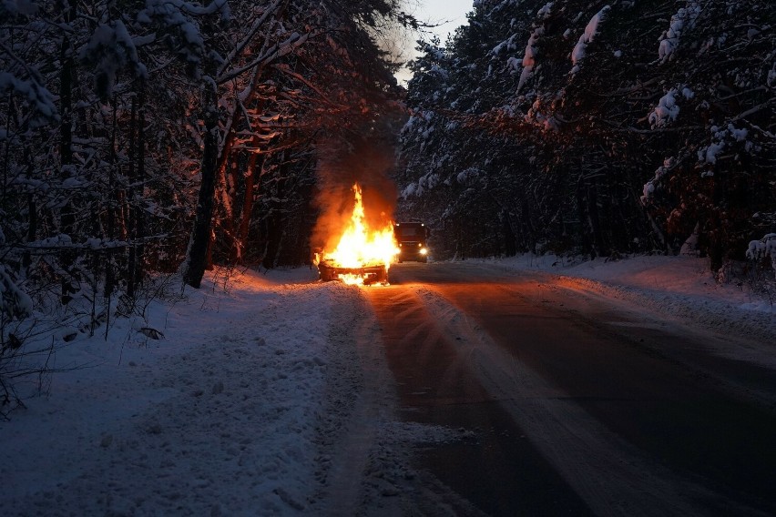 Pożar samochodu na drodze pomiędzy Kluczami a Chechłem
