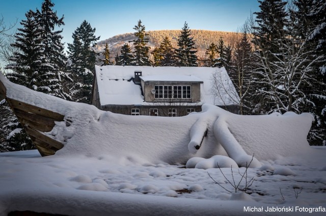 Bajeczne Sokołowsko pod pierzynką śniegu. Oto najpiękniejsza wieś na Dolnym Śląsku w zimowej odsłonie