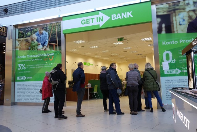 Przed placówkami Getin Noble Bank ustawiają się kolejki osób, które obawiają się utraty oszczędności w związku z aferą KNF. Bank uspokaja, że jest częścią bezpiecznego i stabilnego polskiego systemu bankowego.