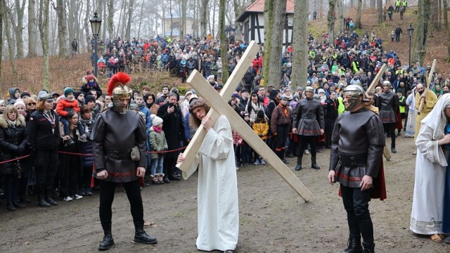 Droga krzyżowa w Wejherowie tradycyjnie odbyła się na Kalwarii Wejherowskiej