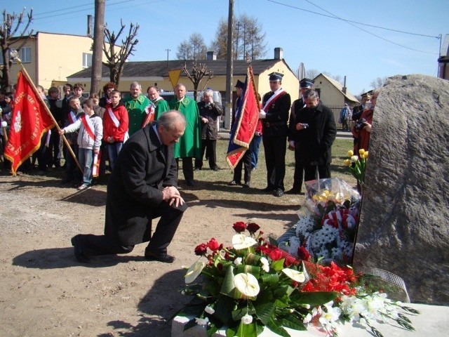 Uroczystość odsłonięcia pomnika pamięci ofiar katastrofy smoleńskiej w Przedborzu