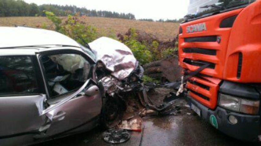 Wypadek w Kawlach, na drodze Sierakowice - Gowidlino. Dwóch mężczyzn zostało rannych