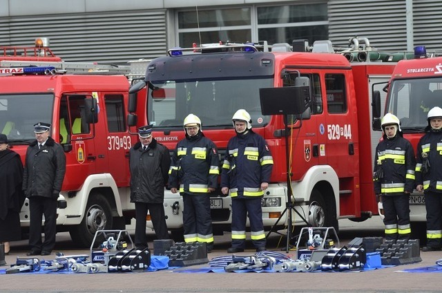 Przekazanie samochodów i sprzętu wielkopolskim strażakom