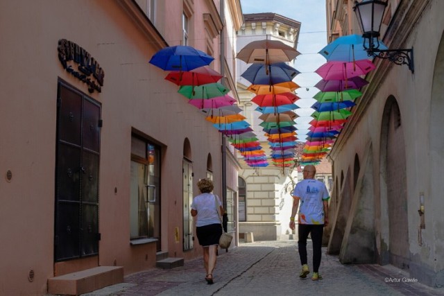 Umbrella sky, czyli ulicę z kolorowymi parasolkami, można zobaczyć między innymi w Tarnowie. Czy w Gorlicach znalazłoby się dla niej miejsce?