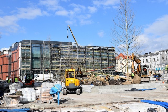 Rozbudowa Solaris Center w Opolu. Nowe drzewa na pl. Kopernika