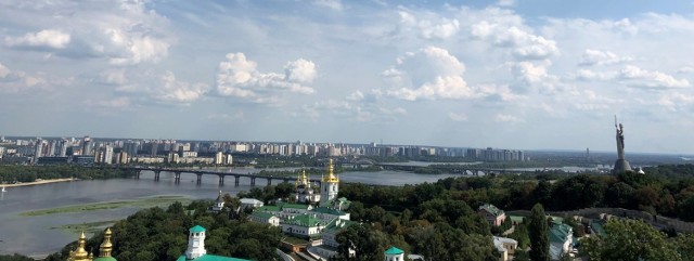 Widok ogólny na Kijów i przepływający przez niego Dniepr