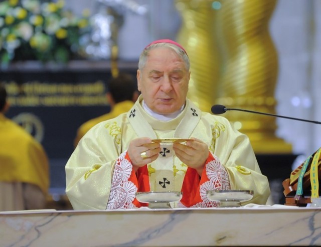 Wielkanocnej mszy rezurekcyjnej w gnieźnieńskiej katedrze przewodniczył abp. Józef Kowalczyk.