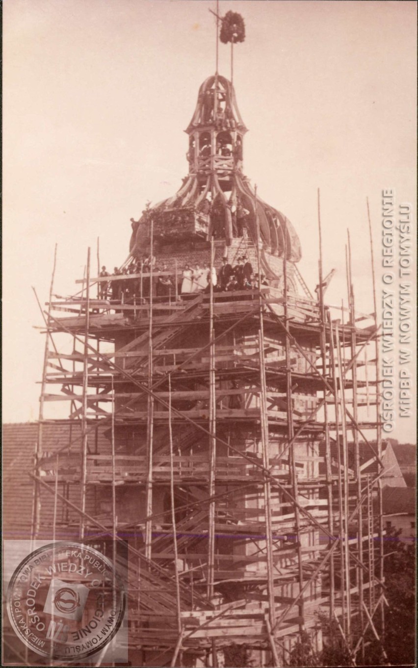 Odbudowa wieży kościoła po pożarze w 1916 roku. Ostatecznie...