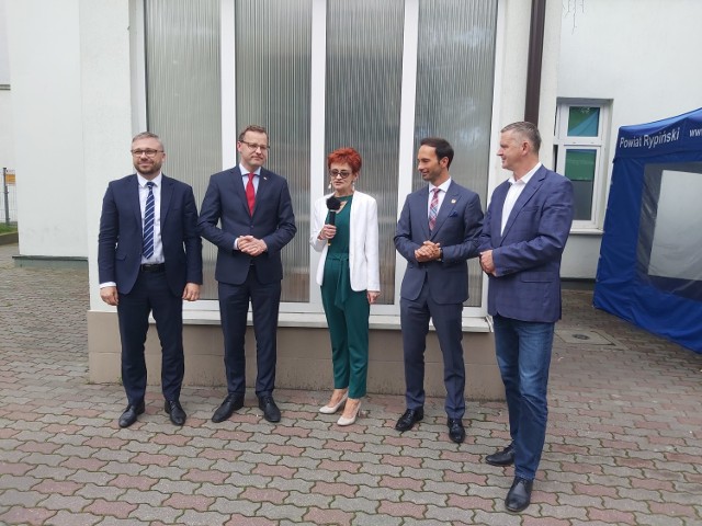 Od lewej: starosta Jarosław Sochacki, wiceminister sprawiedliwości Marcin Romanowski, p.o. dyrektora szpitala Anna Wilkanowska, burmistrz Paweł Grzybowski i wicedyrektor Marek Bruzdowicz