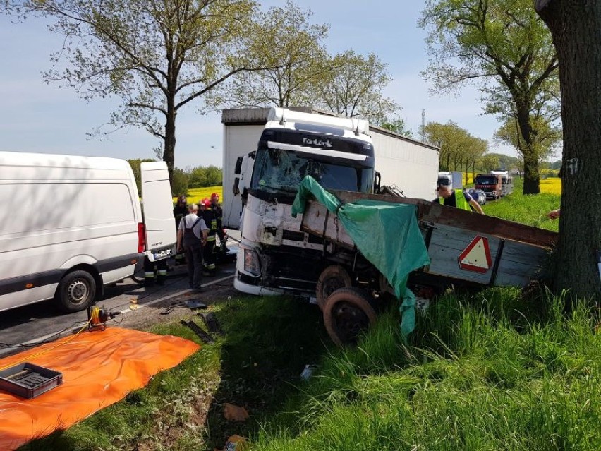 Tragiczny wypadek na krajowej 5. Pod Dobromierzem zginął kierowca ciągnika (ZDJĘCIA)