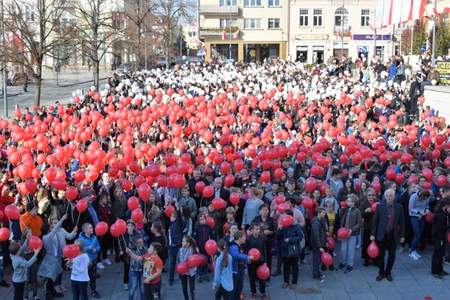 Na stulecie niepodległości biało-czerwona flaga na gorlickim rynku