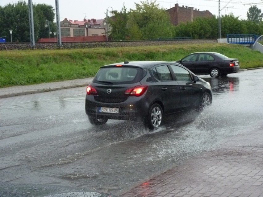 Ulewa w Radomsku: zalane ulice, ale większych szkód nie odnotowano [ZDJĘCIA]
