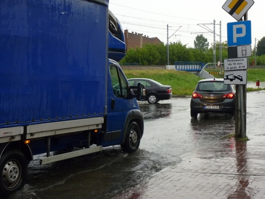 Ulewa w Radomsku: zalane ulice, ale większych szkód nie odnotowano [ZDJĘCIA]