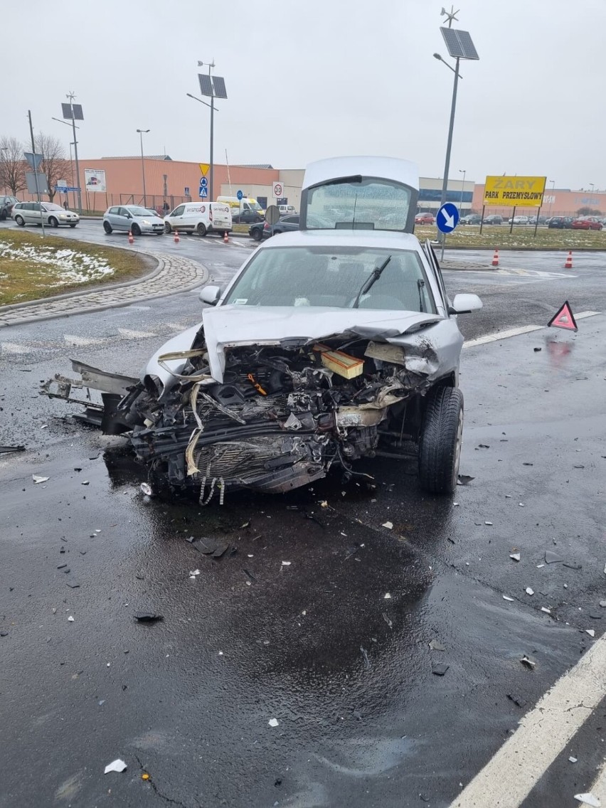 Do zderzenia czołówek dwóch osobówek doszło na żarskiej...