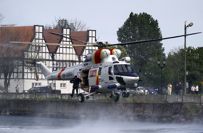 Pokaz straży granicznej: Helikopter ratuje ludzi z Motławy (wideo i zdjęcia)