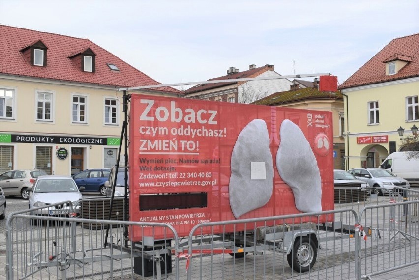 Na Rynku w Oświęcimiu stała instalacja z modelem ludzkich...