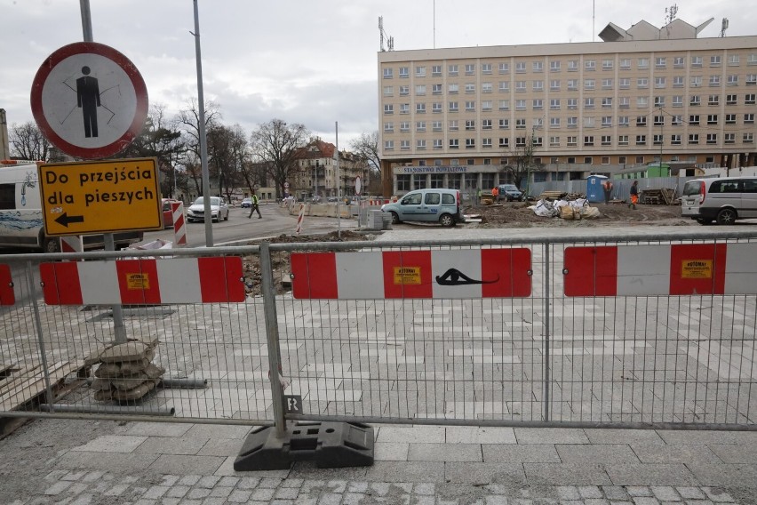 Trwa przebudowa placu Słowiańskiego w Legnicy. Są utrudnienia w ruchu, zobaczcie aktualne zdjęcia