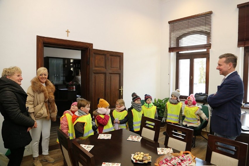 Maluchy z Przedszkola nr 10 odwiedziły lęborski ratusz
