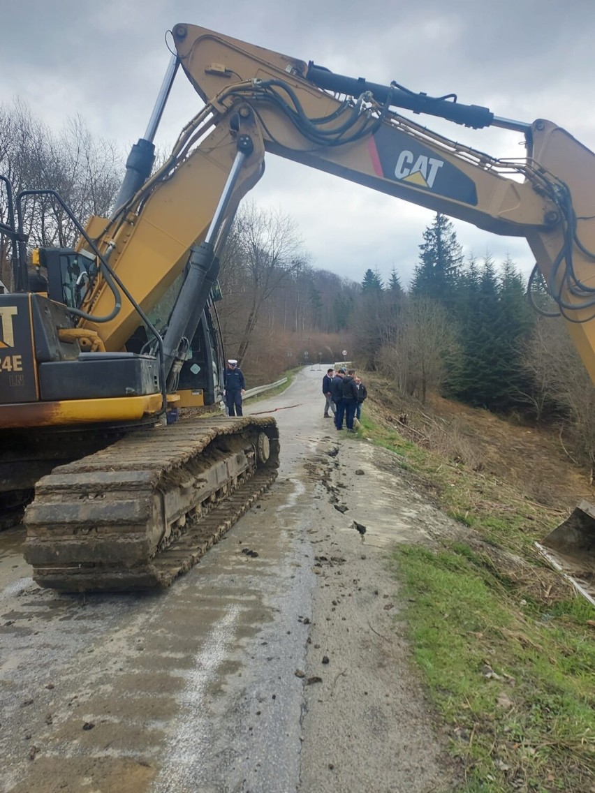 Zamknięto drogę Ustjanowa-Daszówka-Łobozew. Trwają prace przy alternatywnym przejeździe. Jest objazd przez Uherce Mineralne