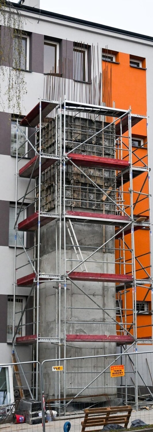 Konstrukcja windy przy Urzędzie Miasta i Gminy w Kazimierzy Wielkiej pnie się w górę. Prace przebiegają pomyślnie. Zobaczcie zdjęcia