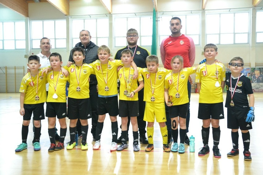 W turnieju piłkarskim w Lipnie wzięło udział osiem drużyn:...