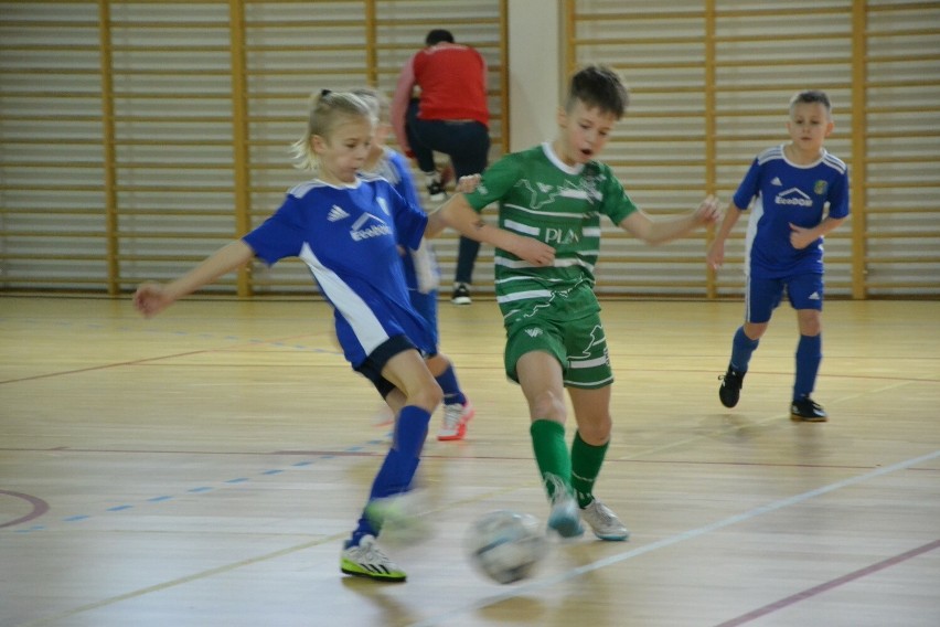 W turnieju piłkarskim w Lipnie wzięło udział osiem drużyn:...