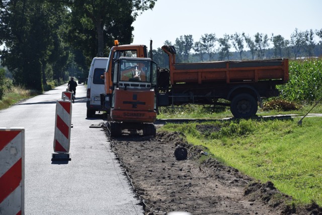 Prace budowlane przy budowie chodnika rozpoczęły się przy posesji nr 31 w Kobylinie (od strony Baszkowa).