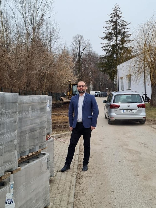 Łukasz Maderak, wiceburmistrz Kazimierzy Wielkiej uważa, że parking przy żłobku i przedszkolu jest bardzo potrzebną inwestycją.