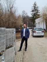 Kolejna inwestycja w Kazimierzy Wielkiej. Obok żłobka i przedszkola powstaje nowy parking na kilkadziesiąt samochodów (ZDJĘCIA)