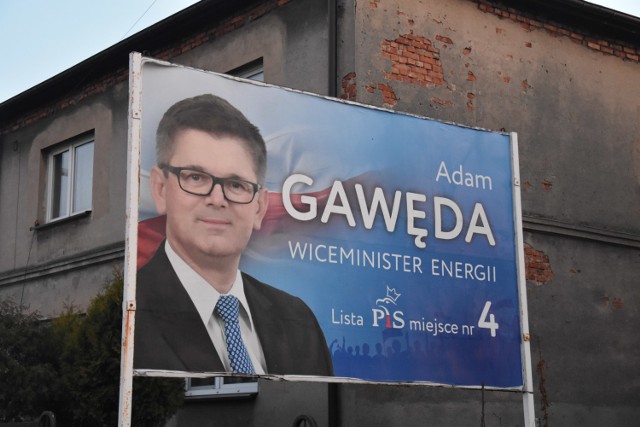 Po dwóch miesiącach od wyborów parlamentarnych, w Rybniku nadal można znaleźć billboardy i banery promujące kandydatów.