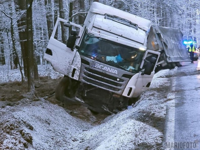 Ciężarówka wpadła do rowu na trasie Opole - Kluczbork.