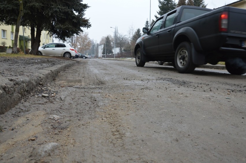 Tarnów. Zdarli asfalt przed zimą, skazując ludzi na dziury