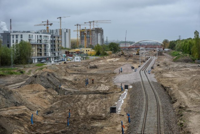 Konferencja prasowa gdańskich polityków PiS odbyła się 11.05.2020 r. na wiadukcie nad torami kolejowymi na pograniczu Brzeźna i Nowego