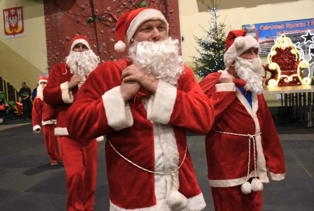 Wigilijne spotkanie inowrocławian odbyło się w tym roku w hali widowiskowo-sportowej. Plenerową imprezę pokrzyżował bowiem deszcz i silny wiatr