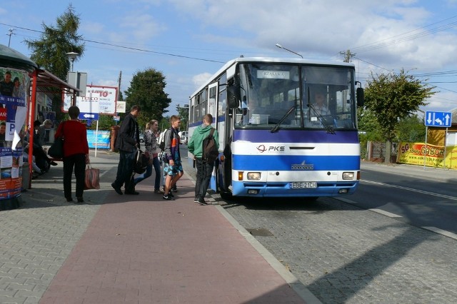 Gimnazjaliści do miejskich szkół dojeżdżają zwykłymi kursowymi autobusami