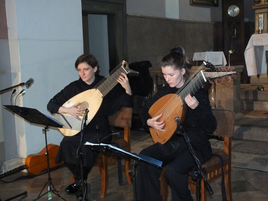 Maria Wilgos i Klaudyna Żołnierek grają na lutni barokowej....