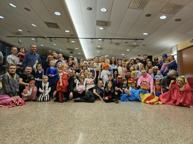 Bal karnawałowy dla dzieci w Targach Kielce okazał się nie lada atrakcją. Na zdjęciu uczestnicy, rodzice i animatorzy