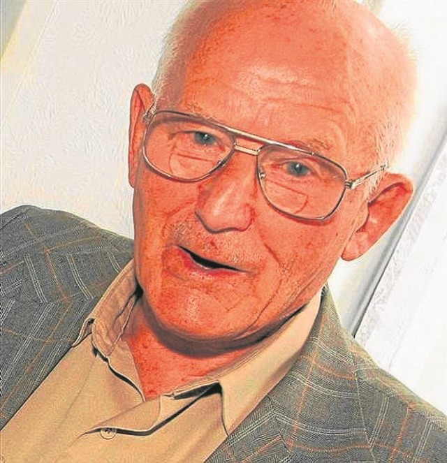 Gen. Stanisław Burza-Karliński jest autorem  książki pt. "W burzy dziejowej"
