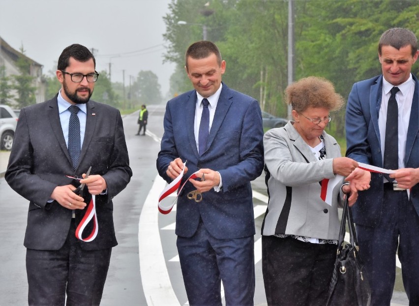 Od lewej: wicewojewoda Marek Subocz, wójt Janusz Bojkowski,...