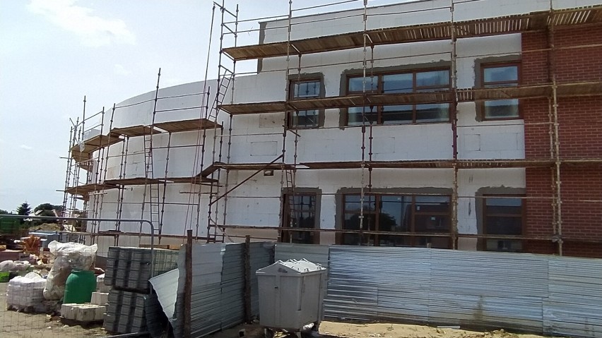 Przebudowa szkoły podstawowej w Rydzynie na ukończeniu. Od nowego roku szkolnego uczniowie wprowadzą się do nowego budynku ZDJĘCIA