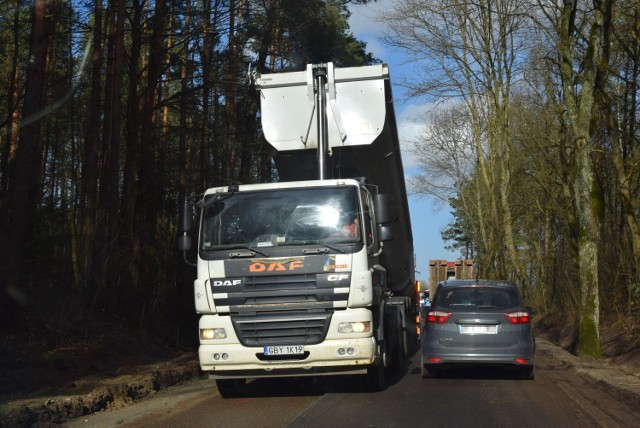 Jadąc drogą z Łosina do Barcina trzeba być przygotowanym na pracujących drogowców oraz na odcinki o ruchu wahadłowym.