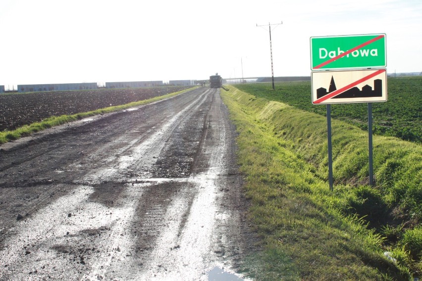 Zniszczona droga w Dąbrowie pod Oleśnicą zyska nowy blask. Trwa remont nawierzchni