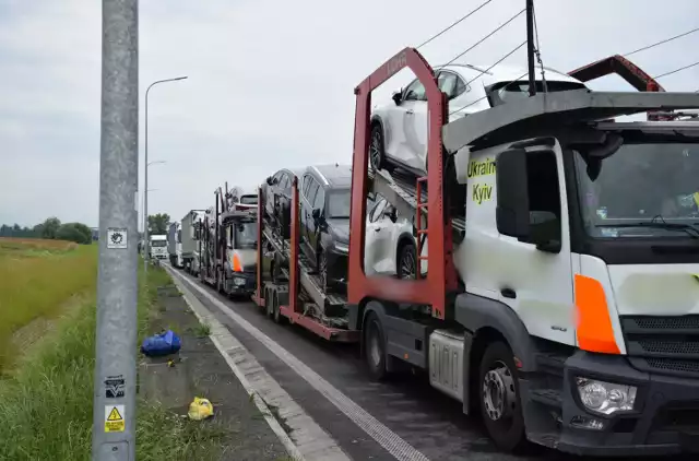 Lawety wiozące na Ukrainę luksusowe auta kłują w oczy.