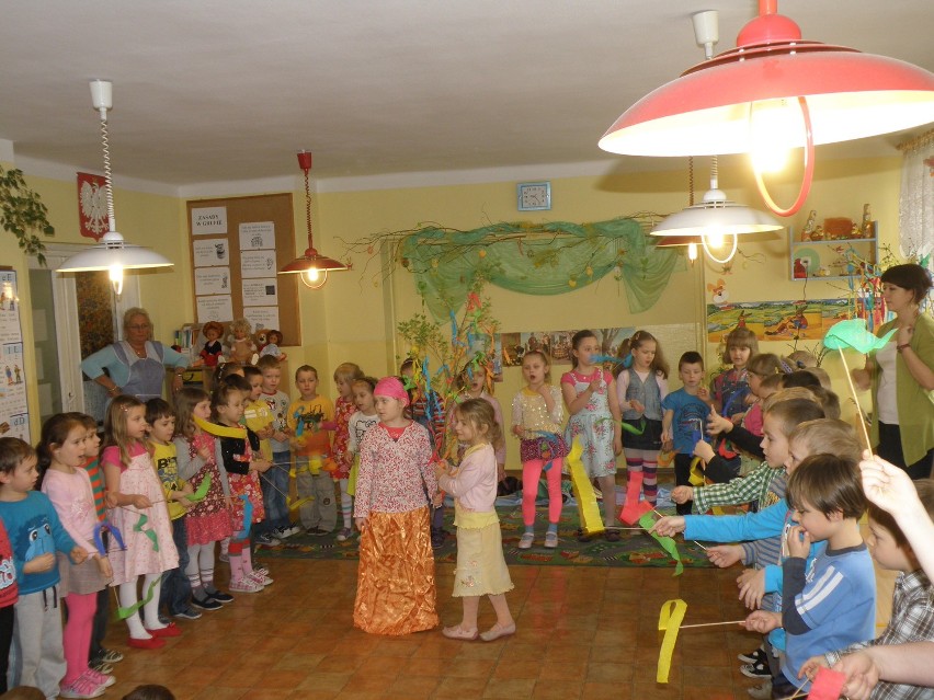 Pierwszy dzień wiosny w Mysłowicach:Zobacz,jak przedszkolaki z &quot;13-tki&quot; żegnały zimę i imprezę w CMP