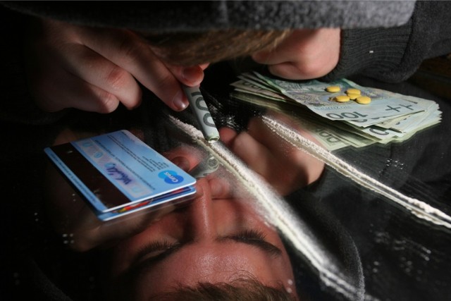 U jednego z zatrzymanych mężczyzn policja z Sępólna ujawniła woreczek narkotyków. Mężczyzna ukrył je w etui telefonu