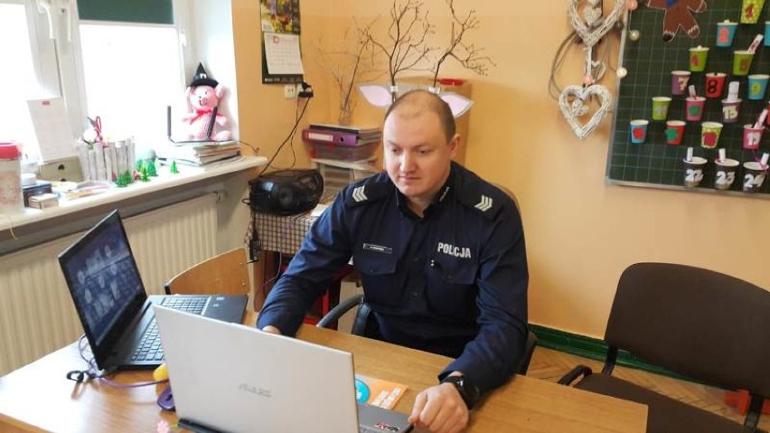 Wirtualne spotkanie z policjantem. Funkcjonariusz KPP Brzeziny poprowadził online lekcję o bezpieczeństwie