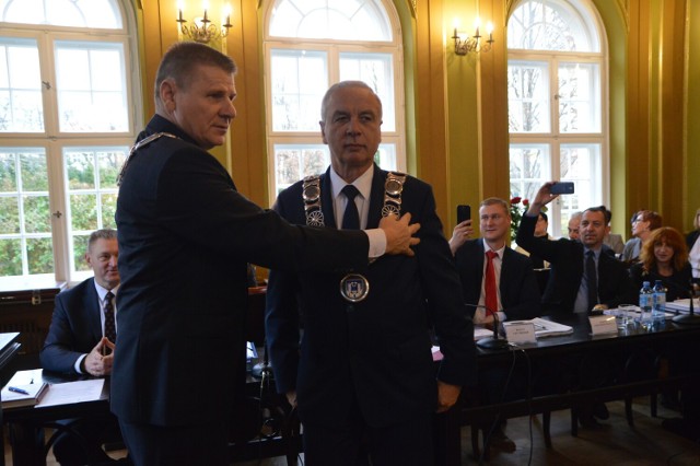Burmistrz Bytowa Ryszard Sylka (na zdjęciu z prawej) nie zamierzał na stanowisko sekretarza ogłaszać konkursu. Na zdjęciu z przewodniczącym Rady Miejskiej Bytowa Janem Trederem