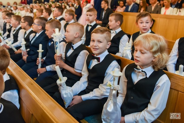 4 czerwca w parafii pw. św. Michała Archanioła w Kiełpinie dzieci przystąpiły do I Komunii św.